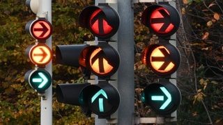 Verkehrsampeln leuchten in rot, grün und gelb. Die Ampel-Koalition in Berlin ist geplatzt. 