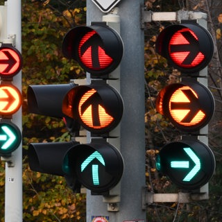 Verkehrsampeln leuchten in rot, grün und gelb. Die Ampel-Koalition in Berlin ist geplatzt. 