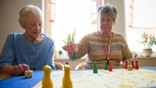 Frauen werden im Schnitt deutlich älter als Männer, Mainzer Forschenden vermuten, dass die Chromosomen eine Rolle spielen könnten. (Symbolbild)