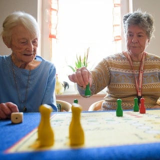 Frauen werden im Schnitt deutlich älter als Männer, Mainzer Forschenden vermuten, dass die Chromosomen eine Rolle spielen könnten. (Symbolbild)