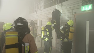 Feuerwehrmänner bei einer Katastrophenschutzübung in der JVA Rohrbach