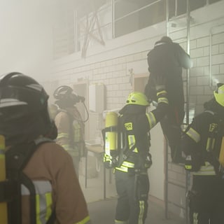 Feuerwehrmänner bei einer Katastrophenschutzübung in der JVA Rohrbach