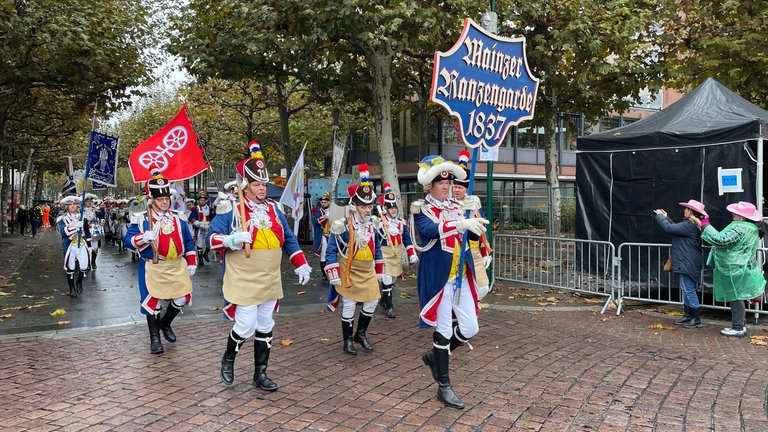 Die Ranzengarde in Uniform marschiert auf. 