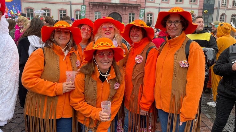 Frauen haben sich als Gärtnerinnen verkleidet und feiern zusammen Fastnacht in Mainz. 