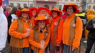 Frauen haben sich als Gärtnerinnen verkleidet und feiern zusammen Fastnacht in Mainz. 