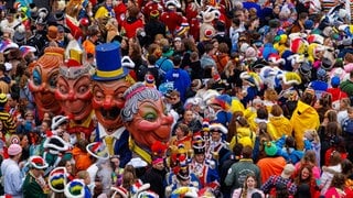 Tausende Menschen feiern bunt verkleidet auf dem Schillerplatz in Mainz den 11.11. - den Auftakt der Fastnacht. 