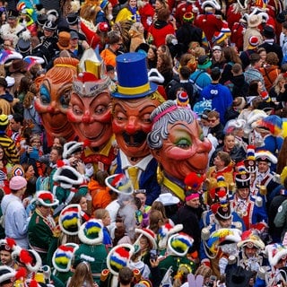 Tausende Menschen feiern bunt verkleidet auf dem Schillerplatz in Mainz den 11.11. - den Auftakt der Fastnacht. 