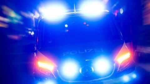 Ein Polizeiwagen mit Blaulicht in der Nacht: In der Altstadt in Mainz ist ein toter Mann gefunden worden. 