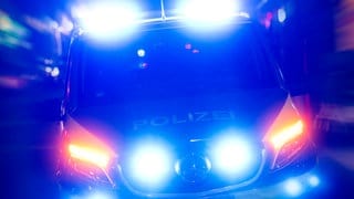 Ein Polizeiwagen mit Blaulicht in der Nacht: In der Altstadt in Mainz ist ein toter Mann gefunden worden. 