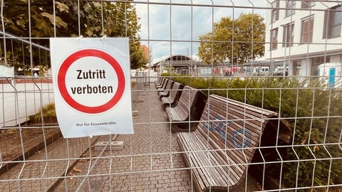 Am Wormser Hauptbahnhof waren wochenlang Sitzbänke abgesperrt. Die Ratten sollten ungestört die Giftköder fressen können. 