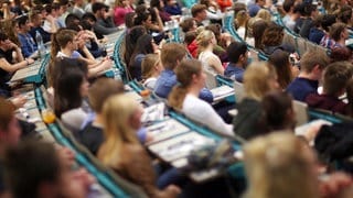 Erstsemester sitzen in einem Hörsaal