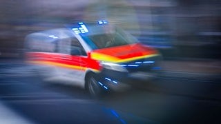 Ein Rettungswagen im Einsatz - falscher Rettungssanitäter steht jetzt vor Gericht.