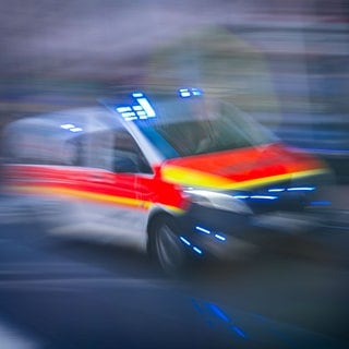 Ein Rettungswagen im Einsatz - falscher Rettungssanitäter steht jetzt vor Gericht.