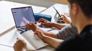 Immer mehr Schulen sind mit Tablets und Laptops ausgerüstet.