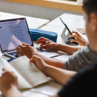 Immer mehr Schulen sind mit Tablets und Laptops ausgerüstet.