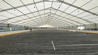 Die Halle für den Ice Dome in Mainz-Hechtsheim steht. Am 1. Dezember soll die Eishalle in die Saison starten. 