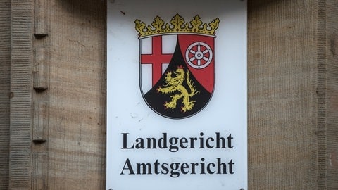 Das Schild am Landgericht und Amtsgericht Mainz.