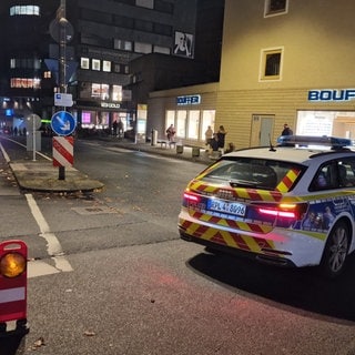 Polizei und Rettungswagen stehen auf der Straße_ Der SEK-Einsatz in Mainz hat für reichlich Aufsehen gesorgt.