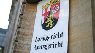 Das Eingangsschild am Landgericht Mainz. Hier findet der Prozess wegen Totschlags gegen den 17-jährigen Schüler statt. Er soll seinen Vater getötet haben.