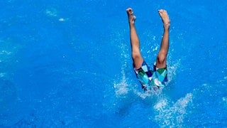 Ein letzter Sprung in ein Freibad in Rheinhessen am Ende der Saison.