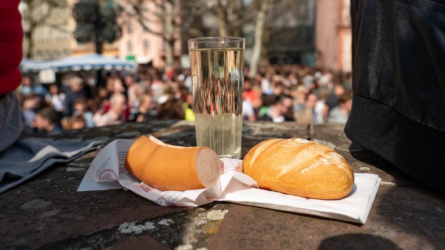 Ein Klassiker beim Marktfrühstück in Mainz sind Weck, Worscht und Woi.