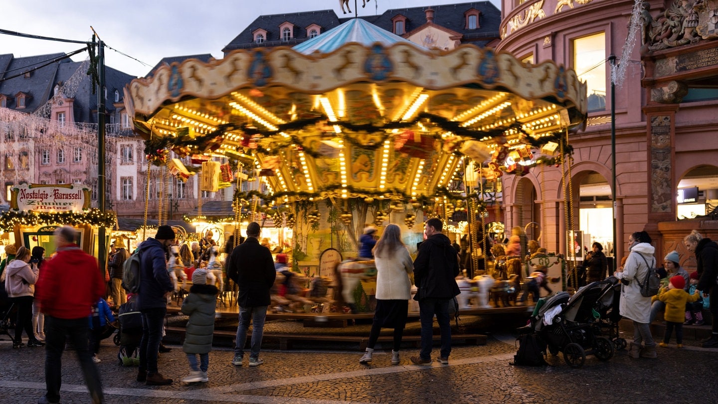 Auf dem Weihnachtsmarkt in Mainz wird in diesem Jahr Musik klingen - auch wenn die Gema mehr Geld will.