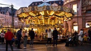 Auf dem Weihnachtsmarkt in Mainz wird in diesem Jahr Musik klingen - auch wenn die Gema mehr Geld will.