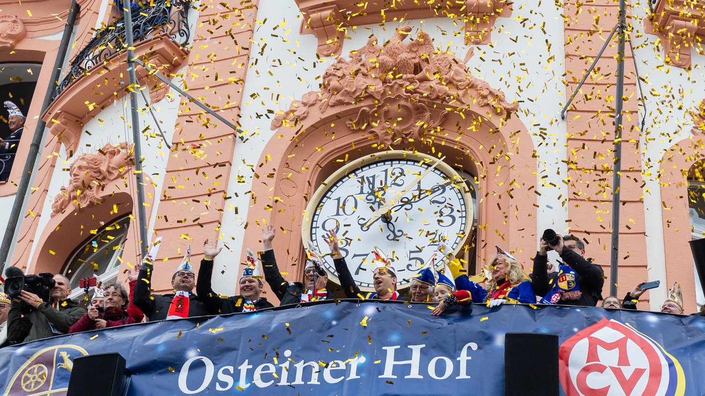 Konfettiregen und Winken vom Balkon des Osteiner Hof in Mainz: Traditionell wird um 11:11 Uhr vom Balkon des Osteiner Hofes das 