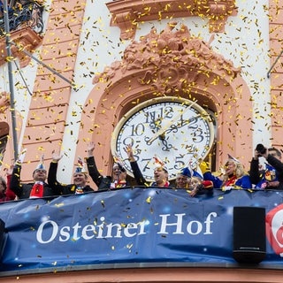 Konfettiregen und Winken vom Balkon des Osteiner Hof in Mainz: Traditionell wird um 11:11 Uhr vom Balkon des Osteiner Hofes das "Närrische Grundgesetz" verlesen. 