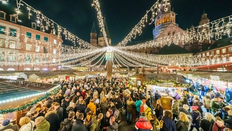 Nach der feierlichen Eröffnung erstrahlt der Weihnachtsmarkt am Mainzer Dom jedes Jahr im Lichterglanz. 