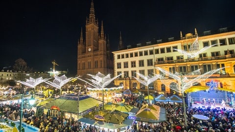 Große Lilien beleuchten den Sternschnuppenmarkt in Wiesbaden.   