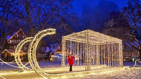 An den Adventswochenenden steht im Kurzpark in Bad Münster am Stein ein übergroßer Lichterschlitten.