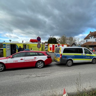 Einsatzwagen von Feuerwehr und Rettungsdiensten sichern den Bereich rund um die Fundstelle der Weltkriegsbombe bei Wackernheim ab.