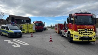 Einsatzwagen sichern die Fundstelle der Weltkriegsbombe bei Wackernheim während der Sprengung ab.