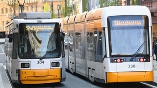 Zwei Straßenbahnen der MVG fahren durch Mainz.