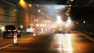  Im Hechtsheimer Tunnel bei Mainz kann es weiterhin zu Sperrungen durch Fehlalarme kommen. Nach Angaben der Autobahn GmbH soll die Brandmeldeanlage erst im August kommenden Jahres umprogrammiert werden.