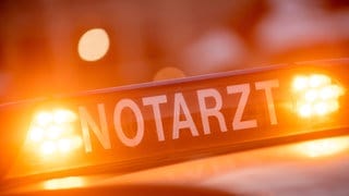 Ein Dachschild mit der Aufschrift "Notarzt" steht auf einem Einsatzwagen eines Notarztes.