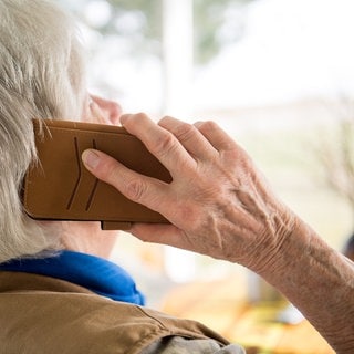 Eine Seniorin telefoniert mit ihrem Smartphone.