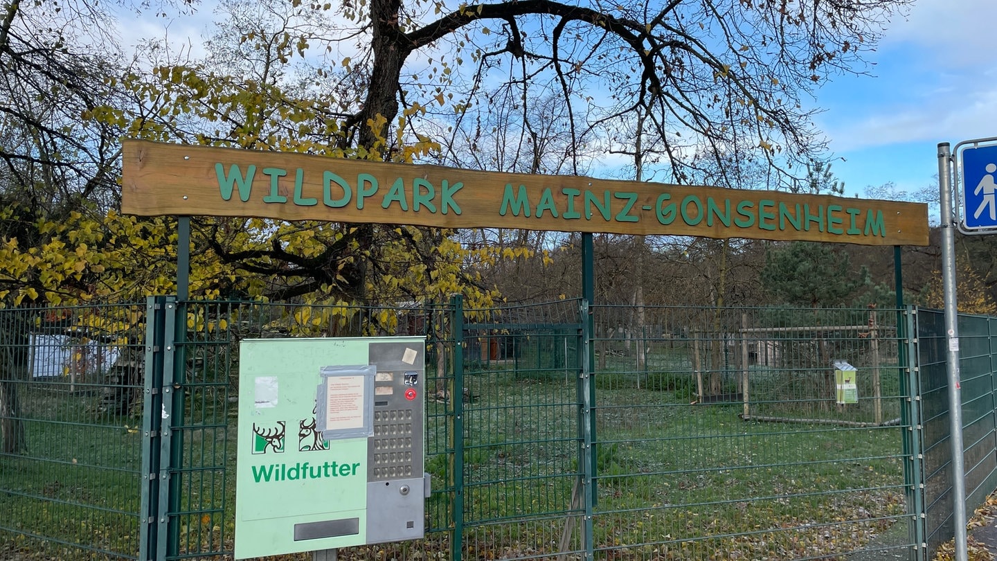 Ein breites Holzschild weist den Weg in den Tierpark Gonsenheim