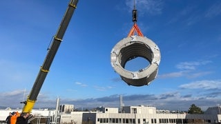 Der Magnet konnte nur mit einem speziellen Kran durch das Dach im Uni-Gebäude platziert werden