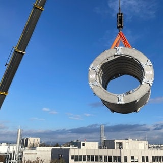 Der Magnet konnte nur mit einem speziellen Kran durch das Dach im Uni-Gebäude platziert werden