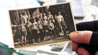 Auf einem Schwarz-Weiß-Foto ist eine Gruppe Kinder zu sehen, die nach dem Zweiten Weltkrieg nach Bad Kreuznach zur Kur "verschickt" worden sind.