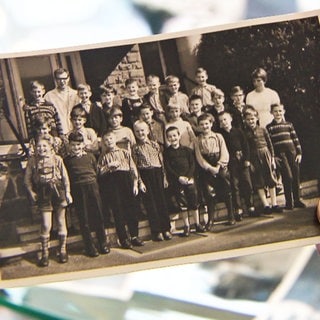 Auf einem Schwarz-Weiß-Foto ist eine Gruppe Kinder zu sehen, die nach dem Zweiten Weltkrieg nach Bad Kreuznach zur Kur "verschickt" worden sind.