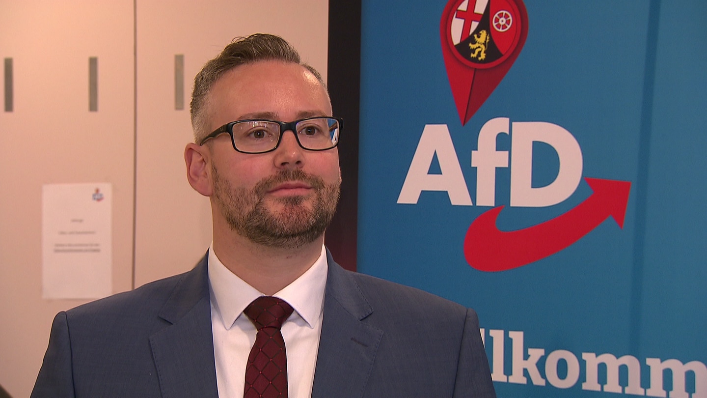 Sebastian Münzenmaier vor einem AfD-Plakat beim Landesparteitag in Bingen. Dort wurde er mit großer Mehrheit zum Spitzenkandidaten für die Bundestagswahl gewählt.