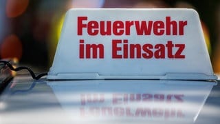 "Feuerwehr im Einsatz" steht auf dem mobilen Auto-Dachschild. 