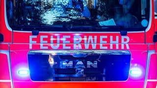 Ein Feuerwehr-Einsatzwagen von vorne.