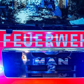 Ein Feuerwehr-Einsatzwagen von vorne.