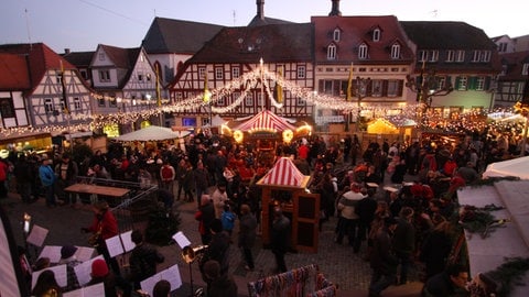 Ein Blick auf den Weihnachtsmarkt in Oppneheim