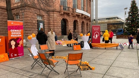 Vor dem Mainzer Theater wurde ein organgener Infostand aufgebaut. Hier Informieren Sozialarbeiterinnen darüber, dass Frauen, die von gewalt betroffen sind, Wohnungen brauchen.