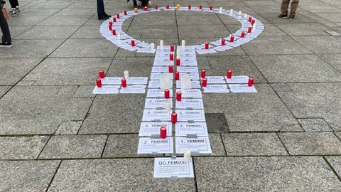 Vor dem Mainzer Theater wurde ein organgener Infostand aufgebaut. Hier Informieren Sozialarbeiterinnen darüber, dass Frauen, die von gewalt betroffen sind, Wohnungen brauchen.